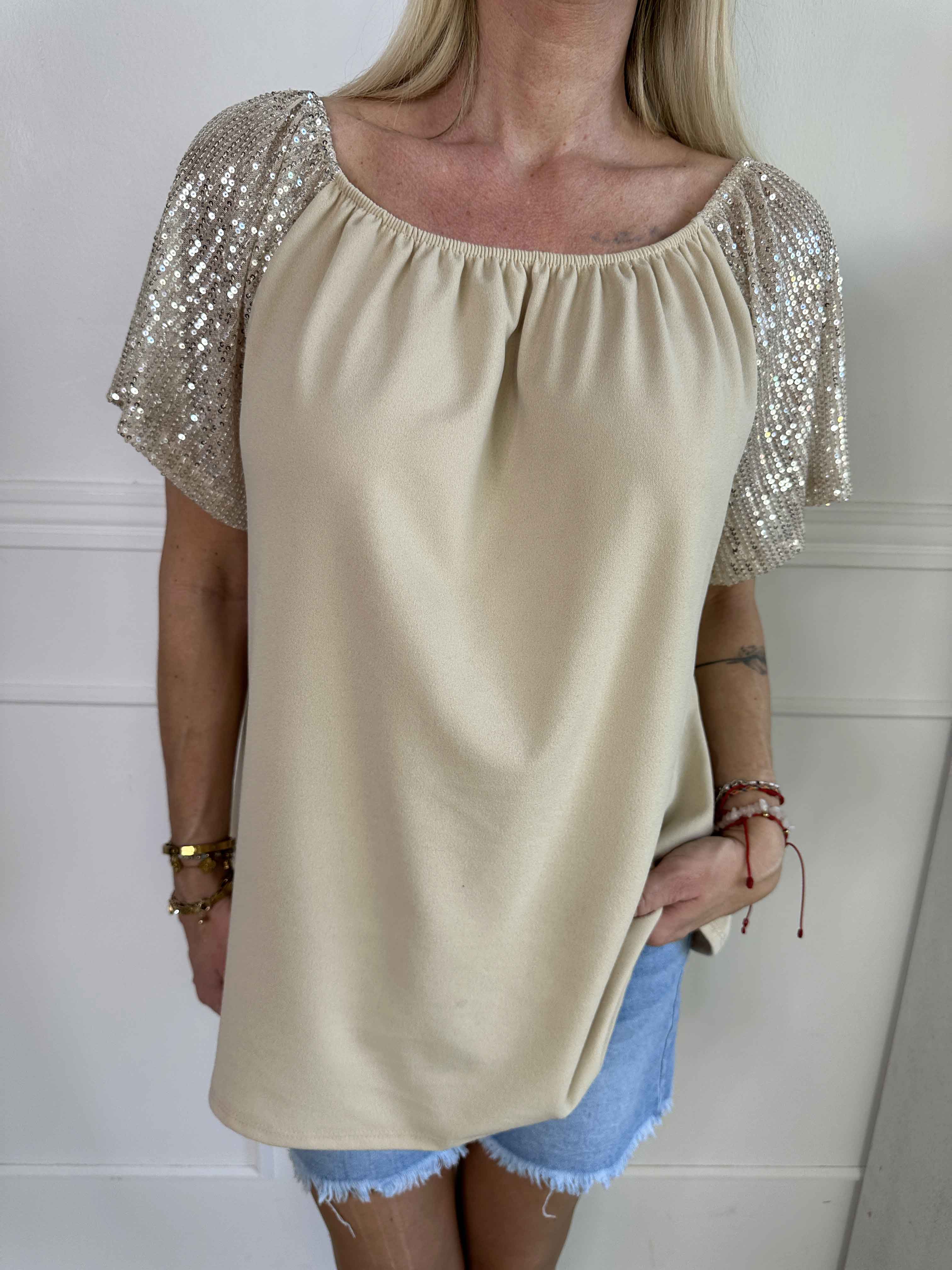 Kim Shirt - Söt och feminin blus med resår och ärmar med glittriga paljetter